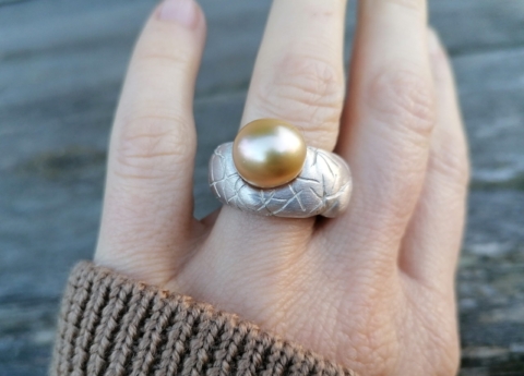 Prsten se zlatou perlou